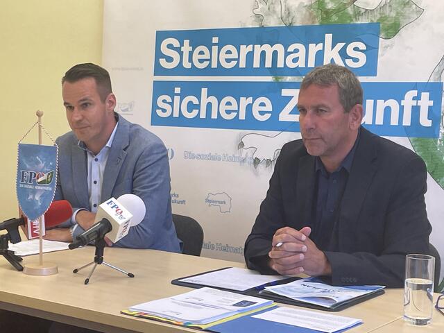 Landtagsabgeordneter Stefan Hermann und Mürzzuschlags Vizebürgermeister Arnd Meißl präsentierten ihre Pläne im FPÖ Bezirksbüro in Mürzzuschlag. | Foto: Hofbauer