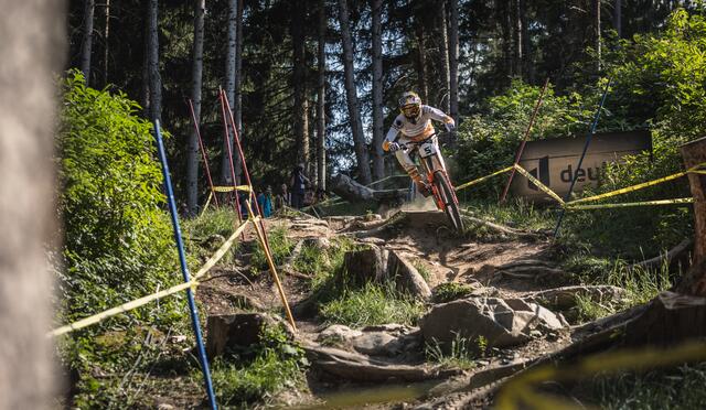 Wer schnell abwärts will, muss wurzelfest sein.