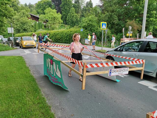 Mit "Gehzeugen" waren heute Demonstranten in der Sinnhubstraße unterwegs. | Foto: Verein Fairkehr