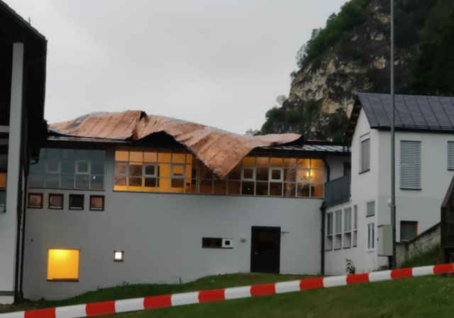 Das Dach wurde von Sturmböen teils abgedeckt | Foto: Feuerwehr Treffen