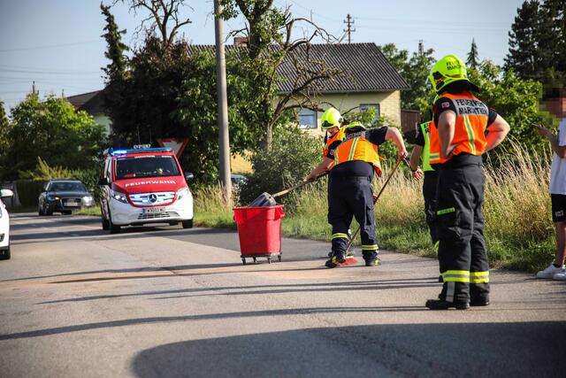Nach einem Pkw-Zusammenstoß in Marchtrenk verloren die Unfallautos Öl und andere Betriebsmittel, die von der Feuerwehr gebunden werden mussten. | Foto: laumat.at