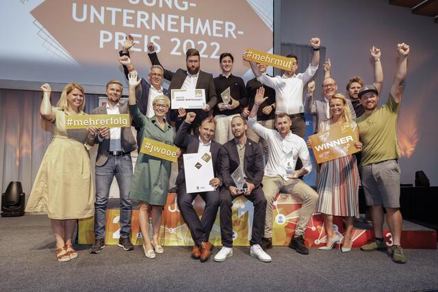 JW-Landesvorsitzende-Stv. Stefanie Simone Etzenberger, Landesvorsitzender Michael Wimmer, Hausherr Horst Felbermayr, Wirtschaftskammer (WK) OÖ-Präsidentin Doris Hummer (v. l.), JW-Landesvorsitzender-Stv. Benedikt Pointner, JW-Start-up-Beauftragter Lukas Krainz, JW-Bundesvorsitzende Christiane Holzinger und WKOÖ-Direktor-Stv. Friedrich Dallamaßl (v. r.) sowie die Vertreter der jeweils Erstplatzierten der drei Award-Kategorien „Raketenstarter“ (Libertydothome GmbH, Markus Hörmannseder (Mitte) Philipp Hüttl (6. v. l.) und Kajetan Zauner (5. v. l.)), „Regionenrocker“ (EW Technology GmbH, Philipp Ertl (6. v. r.) und Patrick Wagner (5. v. r.)) und „Visionenreiter“ (DMC GmbH, Marcel Lechner (hinten Mitte) und Dominik Englputzeder (7. v. r.)).