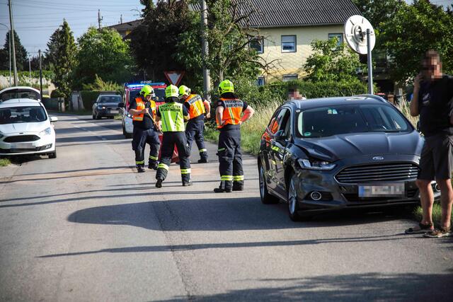 Nach einem Pkw-Zusammenstoß in Marchtrenk verloren die Unfallautos Öl und andere Betriebsmittel, die von der Feuerwehr gebunden werden mussten. | Foto: laumat.at
