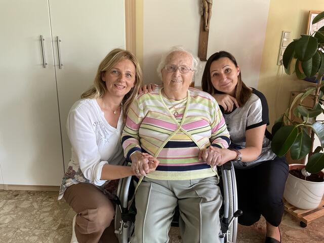 Biljana Pandza und Ivana Zovko kümmern sich um Maria Trettler im Gablitzer Marienheim. | Foto: Marlene Trenker
