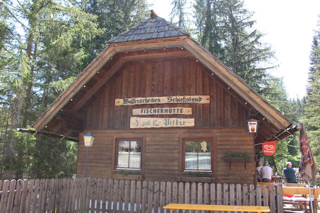 Die Fischerhütte und gleichzeitig der Schießstand fügt sich harmonisch in die Landschaft um den See... | Foto: Günther Koch