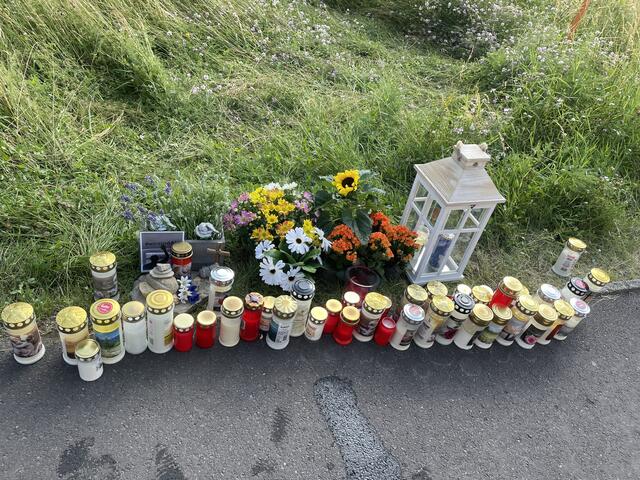 Ein Lichtermeer befindet sich an der Unglücksstelle in der Wegschaiderstraße.