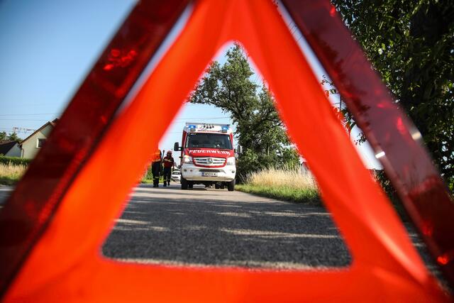 Nach einem Pkw-Zusammenstoß in Marchtrenk verloren die Unfallautos Öl und andere Betriebsmittel, die von der Feuerwehr gebunden werden mussten. | Foto: laumat.at