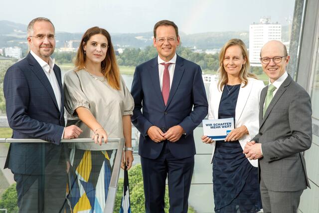 Gerald Hackl, Monika Köppl-Turyna, Hypo OÖ-Generaldirektor Klaus Kumpfmüller, Moderatorin Margit Märzinger (HYPO OÖ) und Uli Krämer.