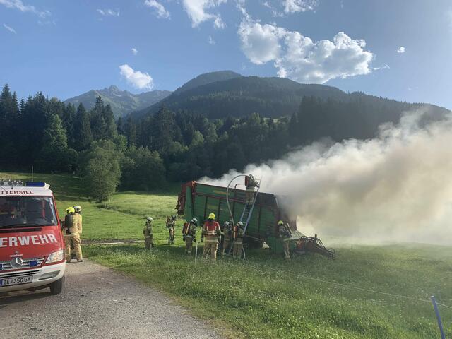 Anhänger voller Heu in Brand: Die Feuerwehr Mittersill rückte aus. | Foto: FF Mittersill