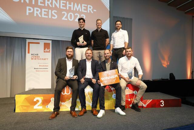 Die Erstplatzierten der drei Award-Kategorien „Raketenstarter“ (Libertydothome GmbH: Controller Kajetan Zauner und die Gründer Philipp Hüttl und Markus Hörmannseder (vorne v. l.), „Regionenrocker“ (EW Technology GmbH, Gründer Philipp Ertl (r.) und Patrick Wagner (hinten r.) und „Visionenreiter“ (DMC GmbH, Gründer Marcel Lechner (hinten links) und Dominik Englputzeder (hinten Mitte).