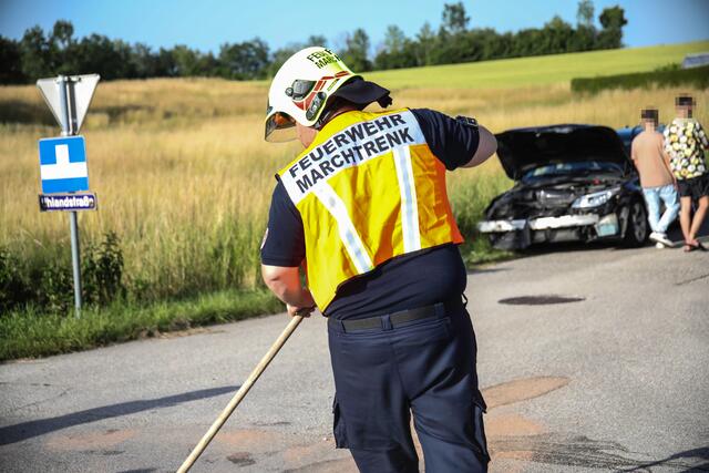 Nach einem Pkw-Zusammenstoß in Marchtrenk verloren die Unfallautos Öl und andere Betriebsmittel, die von der Feuerwehr gebunden werden mussten. | Foto: laumat.at