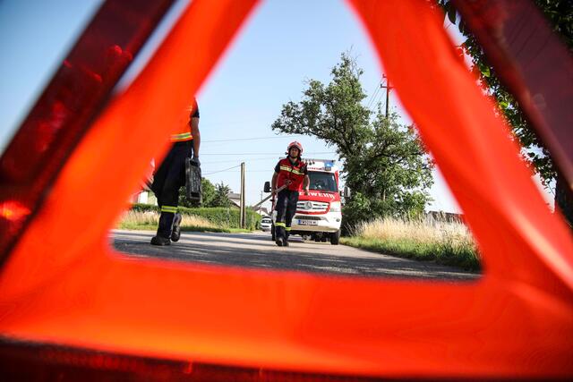 Nach einem Pkw-Zusammenstoß in Marchtrenk verloren die Unfallautos Öl und andere Betriebsmittel, die von der Feuerwehr gebunden werden mussten. | Foto: laumat.at