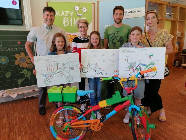 Von links: Klaus Vogler, Schulqualitätsmanager VS Vals; Lena Suitner, VS Absam Dorf; Bernadette Grünerbl, Direktorin VS Vals; Fiona Mader, VS Vals; Davis Mittelholz, Klimabündnis Tirol; Josip Galic, VS Absam Dorf; Mutter von Josip Galic  | Foto: Klimabündnis Tirol