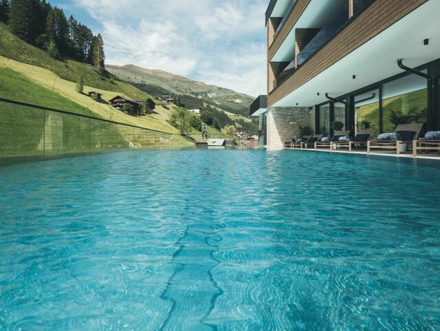 An diesem Pool kannst du mit etwas Glück (& einem tollen Bild) bald entspannen ;-)
