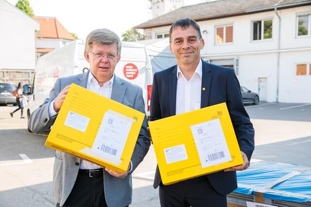 Besuch im Caritas-Lager in Graz: Caritasdirektor Herbert Beiglböck (l.) und Peter Umundum, Vorstandsdirektor Paket &amp; Logistik der Österreichischen Post AG  | Foto: Neuhold