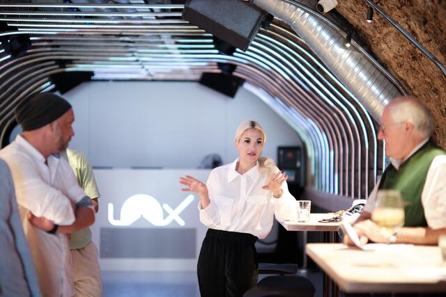 LUX-Leiterin Sophia Groher erklärt die Philosophie hinter dem Club.
Auch im Bild Michael Wald und Kurt Ranzenberger. | Foto: Lukas Jahn
