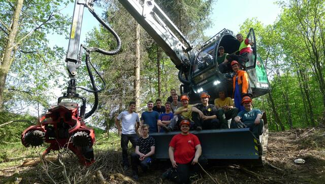 SchülerInnen beim Harvestereinsatz an der Forstlichen Ausbildungsstätte Traunkirchen in Oberösterreich | Foto: Karl Lobner/LFS Warth 