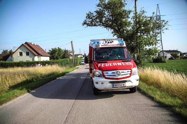 Nach einem Pkw-Zusammenstoß in Marchtrenk verloren die Unfallautos Öl und andere Betriebsmittel, die von der Feuerwehr gebunden werden mussten. | Foto: laumat.at
