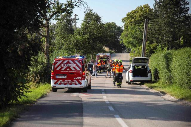 Nach einem Pkw-Zusammenstoß in Marchtrenk verloren die Unfallautos Öl und andere Betriebsmittel, die von der Feuerwehr gebunden werden mussten. | Foto: laumat.at