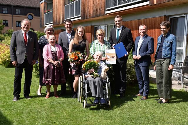 Eduard Köck, Heidemarie Hrauda, Rainer Hirschmann, Johannes Tüchler, Josef Ramharter und Roswitha Astner (hinten, v.l.) sowie Schwiegertochter Berta Kainz, Urenkelin Sandra Kainz und Enkeltochter Elisabeth Kainz (vorne, v.l.) mit Jubilarin Aloisia Kainz. | Foto: PBZ Waidhofen/Thaya