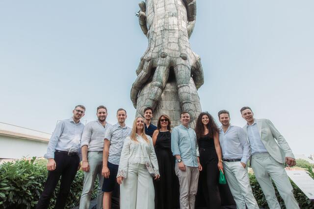 Von rechts nach links: Martin Rehrl, (Metallkünstler), Daniel Ronacher (Regisseur) mit seinem Team von SolidShot Film Productions – Lara Wegscheider, Christoph Handl, Ivana Stürzenbaum, Georg Papadelis, Lisa Hödlmoser, David Hennerbichler, David Pollhammer, Noah Engländer. | Foto: Gemeinde Schengen