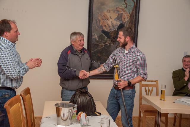 Hauptmannübergabe bei der Jahreshauptversammlung
v.l.n.r.: Obmann Manfred Schröcker, scheidender Hauptmann Josef Bogensperger, neuer Hauptmann Hannes Pertl | Foto: Heinz Petelin