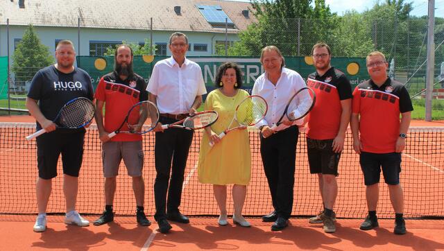 Obmann Stefan Pölzl, Sektionsleiter Thomas Saffratmüller, Bürgermeister Klaus Höllerl, Landesrätin Birgit Gerstorfer, Tennis-Präsident Johann Bangerl,
Schriftführer Günther Hochhauser, Sektionsleiter-Stellvertreter René Schwung | Foto: SV Schlüßlberg
