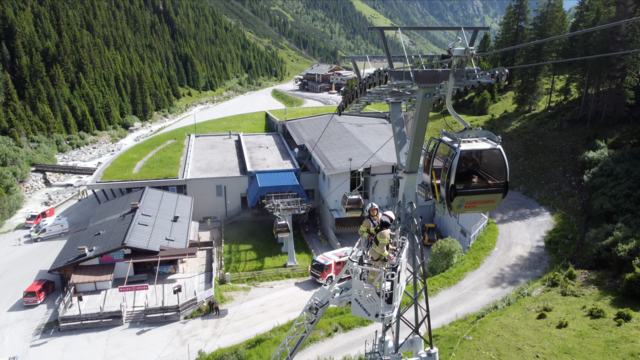 Übungsannahme war ein Brand in der Talstation, weshalb u.a. Passagiere aus den Gondeln evakuiert werden mussten. | Foto: Stubaier Gletscherbahn