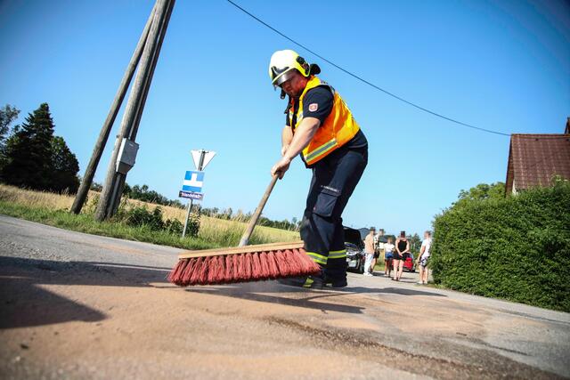Nach einem Pkw-Zusammenstoß in Marchtrenk verloren die Unfallautos Öl und andere Betriebsmittel, die von der Feuerwehr gebunden werden mussten. | Foto: laumat.at