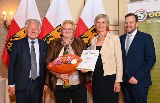 Vertretend für alle geehrten Seniorenbund-Mitglieder: Bezirksobfrau Hildegard Baumgartner-Pichelsberger (2 v.l.), Landesobmann Josef Pühringer (1.v.l.) und Landesgeschäftsführer Franz Ebner (1. v.r.). | Foto: OÖ Seniorenbund