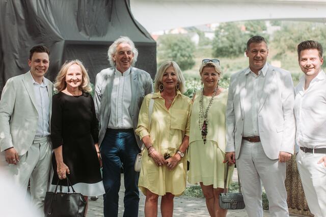 Martin Rehrl (Metallkünstler), Eva Weissenbacher (Kunsthilfe Salzburg), François Valentiny (Valentiny Foundation), Ingrid Weinberger und Marlies Muhr ("Kontaktbrücke" zu François Valentiny), Michel Gloden (Bürgermeister Schengen), Daniel Ronacher (Solid Shot Film Productions). | Foto: Gemeinde Schengen