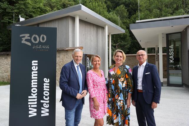 Beim neuen Haupteingang des Salzburger Zoo: Von links: der Aufsichtsratsvorsitzende Josef Schöchl, Bürgermeister-Stellvertreterin Barbara Unterkofler, Geschäftsführerin Sabine Grebner und Landeshauptmann-Stellvertreter Christian Stöckl. | Foto: Franz Neumayr
