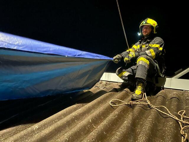 Die Feuerwehren waren damit beschäftigt, Planen über Dächer zu errichten, um Wassereintritte zu verhindern. | Foto: FF Deutschfeistritz