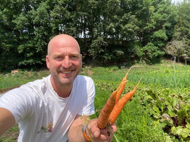 15:00 Uhr: Erntezeit! Die süßen Karotten schauen nicht nur knackig aus, sie schmecken auch großartig! | Foto: Andreas Nussbaumer