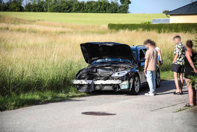 Nach einem Pkw-Zusammenstoß in Marchtrenk verloren die Unfallautos Öl und andere Betriebsmittel, die von der Feuerwehr gebunden werden mussten. | Foto: laumat.at
