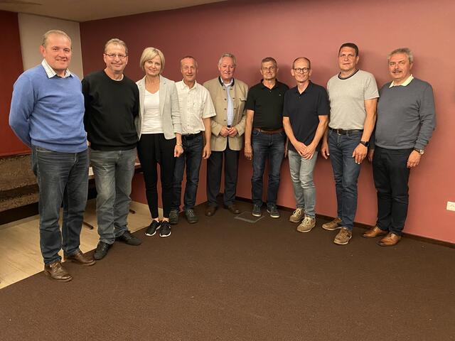 Andreas Peilberger, Johann Geierhofer, Martina Aschauer, Erich Gruber, Obmann Viktor Sigl, Wasserwart Josef Prinz, Eduard Katzlinger, Gerhard Lumesberger, Bürgermeister Manfred Nenning. | Foto: Wassergenossenschaft Bad Kreuzen