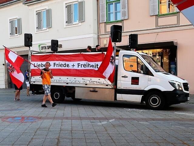 Aus LFF läßt sich kein guter Schlachtruf machen. Dazu sollte das dritte Wort ein paar Silben mehr haben. (Da kann man vermutlich von Fußball-Fans was lernen.)