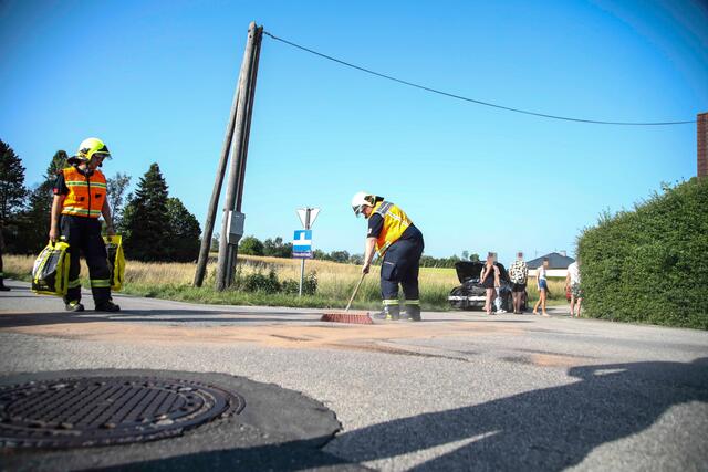 Nach einem Pkw-Zusammenstoß in Marchtrenk verloren die Unfallautos Öl und andere Betriebsmittel, die von der Feuerwehr gebunden werden mussten. | Foto: laumat.at