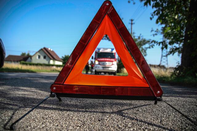Nach einem Pkw-Zusammenstoß in Marchtrenk verloren die Unfallautos Öl und andere Betriebsmittel, die von der Feuerwehr gebunden werden mussten. | Foto: laumat.at