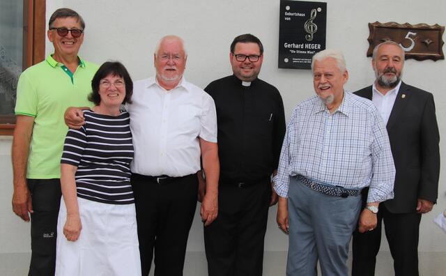 F.Stadler, Annemarie und Leopold Rieck, Pfarrer Marius Zediu, Gerhard Heger und Bürgermeister Alois Zetsch. | Foto: Leopold Rieck