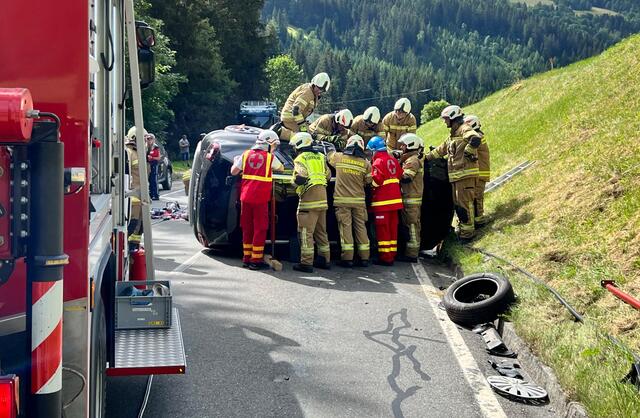 Einsatzkräfte bei der Rettung einer eingeklemmten Person nach einem Verkehrsunfall. | Foto: Freiwillige Feuerwehr Tamsweg