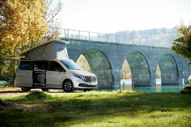 Emissionsfreies Vanlife-Vergnügen mit dem Mercedes-Benz EQV Sortimo inklusive Schlaf- und Kücheneinheit. | Foto: Mercedes-Benz