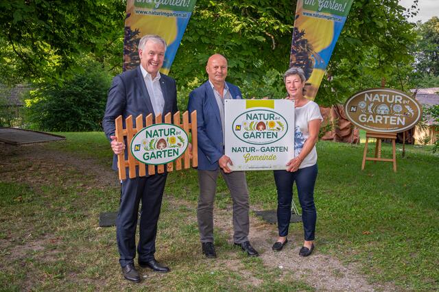 Andlersdorf ist gerade neue Natur-im-Garten-Gemeinde geworden. Landesrat Martin Eichtinger, Bgm. Gerhard Paier und GR Elisabeth Paier. | Foto: Ehn