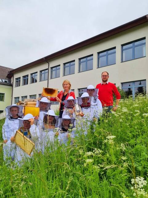 SchülerInnen bezienungsweise Jung-ImkerInnen mit Direktorin Martina Obermayer und dem Lehrer Andreas Zehner. | Foto: Ulli Rotschopf