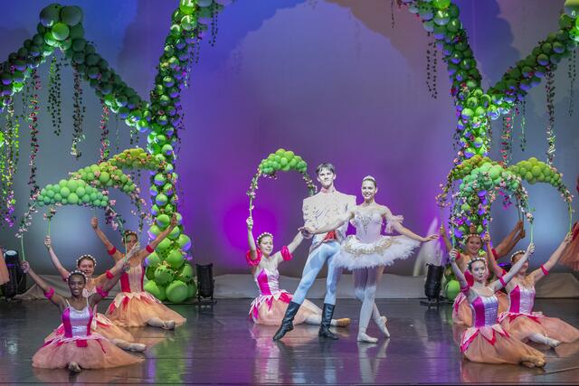Julia Schimeck, Nicolas Ortner und Ballerinas | Foto: ortner4DANCE | René Binder