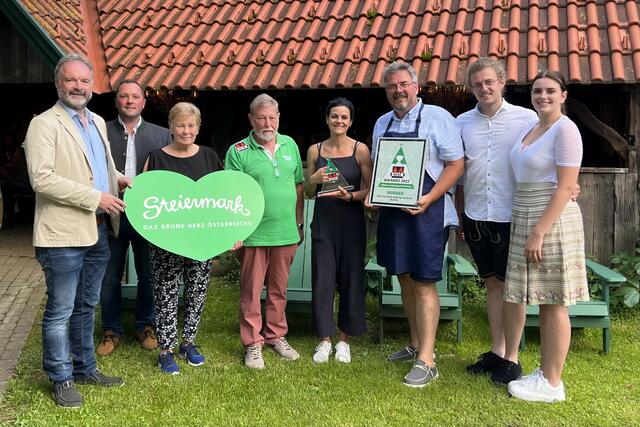 Bernd Pfandl (3.v.r.) und Co. bekamen den Camping-Award, Bürgermeister Ewald Peer (l.) gratulierte. | Foto: KK