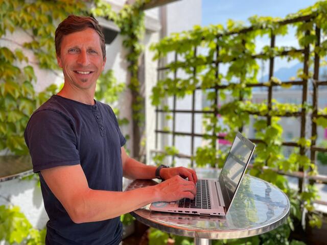Ernst Novak ermutigt junge Gründer und Gründerinnen und macht klar: "Man muss nicht immer in Vorleistung gehen. Mit wenig Aufwand und wenig Geld kann man recht lange arbeiten."