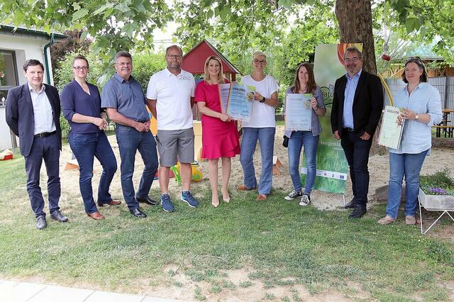 v.l. Franz Handler (Geschäftsführer Verband Österreichische Naturparke), Marlene Hrabanek-Bunyai (Geschäftsführerin Naturpark Rosalia-Kogelberg), Bgm. Kurt Fischer (Gde. Baumgarten, Obmann Naturpark Rosalia-Kogelberg) Bgm. Martin Mitteregger (Gde. Pöttsching), Landesrätin Daniela Winkler, Petra Mitteregger (Kinderkrippe Pöttsching), Petra Leth (Kinderkrippe Forchenstein), Thomas Böhm (Geschäftsführer ARGE Naturparke Burgenland) und Heidi Leitgeb (Kindergarten Pöttsching) 

 | Foto: LMS