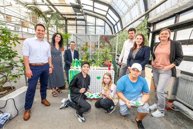 Bei der Präsentation des Projekt "Tropenfeeling für Papageien" im Rahmen der 2. Wiener Ehrenamtswoche: V.l.: Vizebürgermeister Christoph Wiederkehr, Vereinspräsidentin der Arbeitsgemeinschaft Papageienschutz Nadja Ziegler, Bildungsdirektor Heinrich Himmer, BV Stellvertreter Alsergrund Christian Sapetschnig, Vorstandsvorsitzende WIENXTRA / GR Dolores Bakos, Stv. Vorstandsvorsitzende WIENXTRA / GR Steffi Vasold sowie Schüler und Schülerinnen der Mittelschule Liniengasse. | Foto: PID/Christian Fürthner