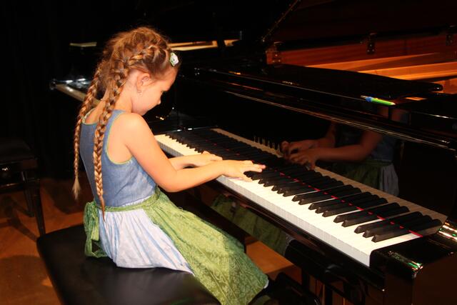 Fünf siegreiche Musiker:innen des "Prima la Musica" spielten im Vorprogramm. | Foto: RegionalMedien Hofmüller